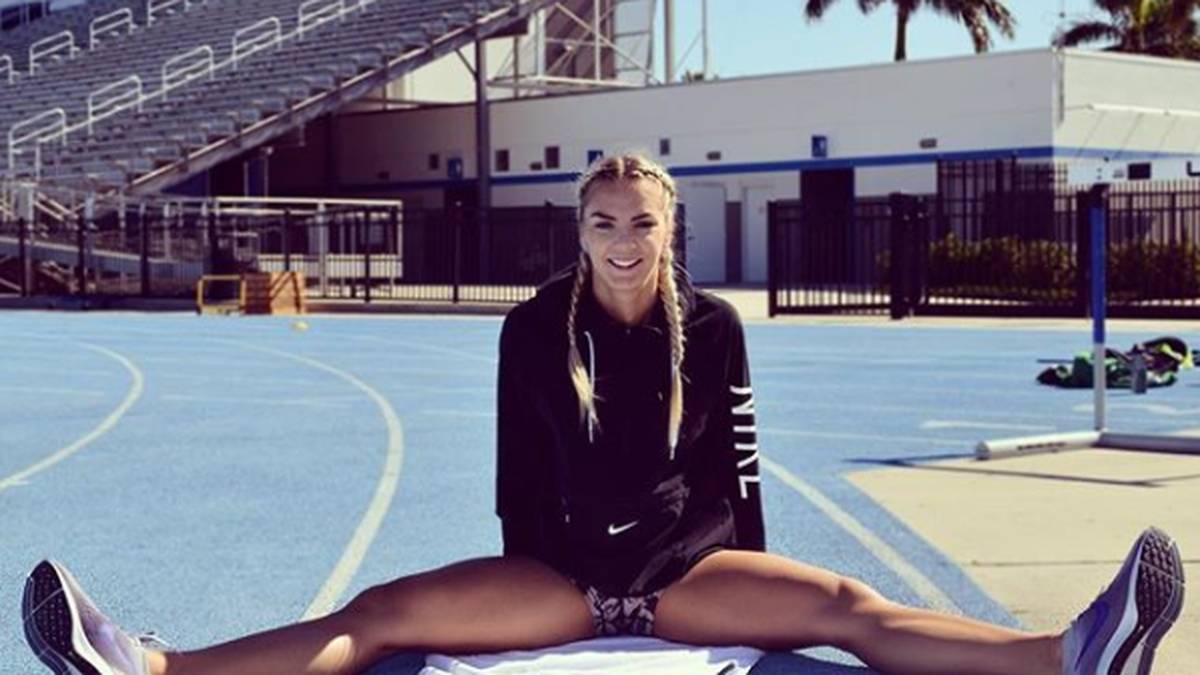 Bei Instagram fragt sie ihre Follower: "Wie verbringt ihr euer Wochenende?" Sie selbst tummelt sich natürlich auf dem Sportplatz