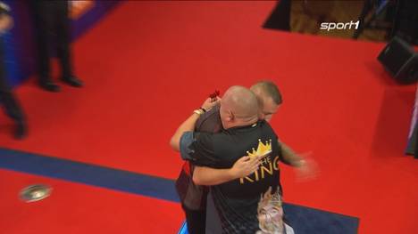 Nathan Aspinall steht beim Darts World Matchplay in der nächsten Runde. Zum ersten Mal kann er Kontrahent Mervyn King bezwingen. 