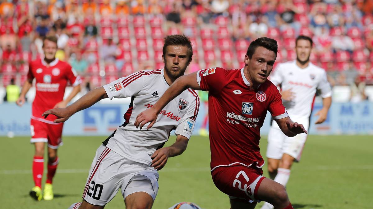 In der Kabine scheint Schmidt jedenfalls die richtigen Worte gefunden zu haben: Mainz kommt stärker aus der Kabine, verpasst anschließend durch Florian Niederlechner die Führung