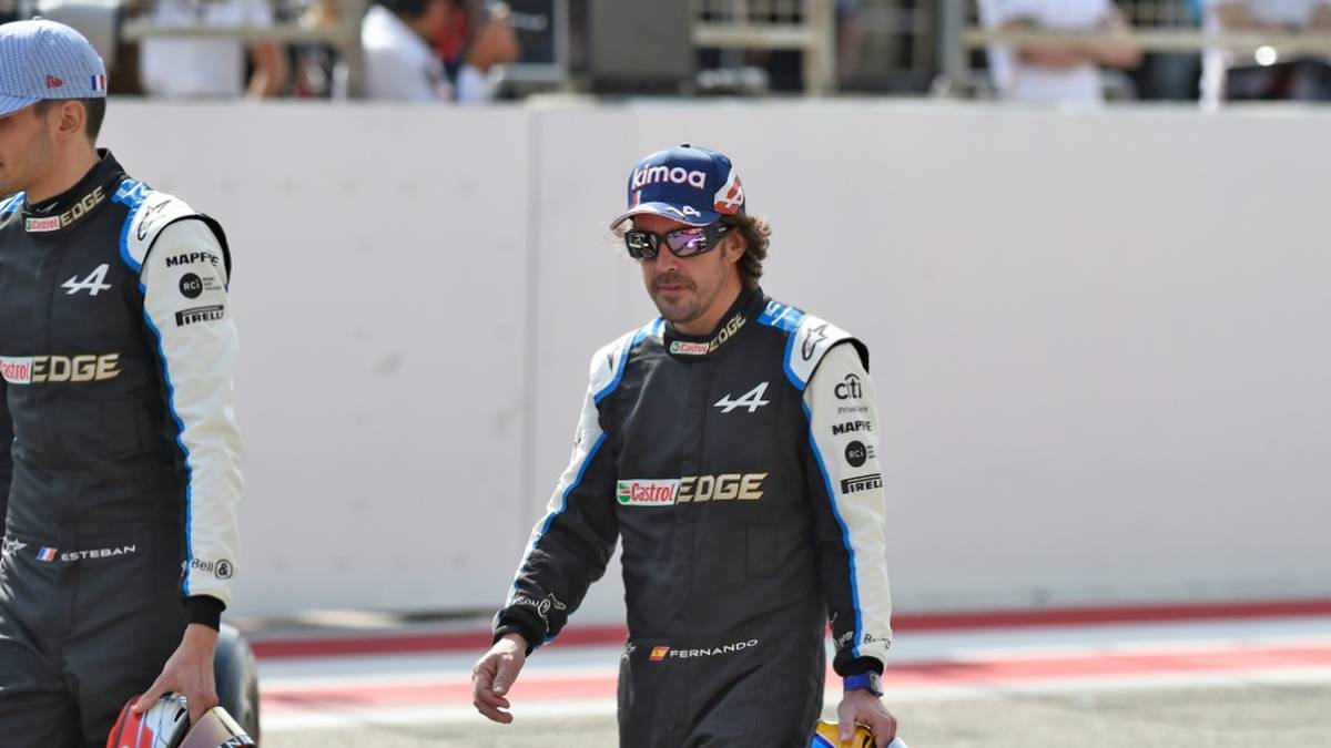Fernando Alonso fällt bei seinem Comeback-Rennen in Bahrain aus. Der Grund: Eine Sandwich-Verpackung hatte sich im Bremsschacht verfangen. 