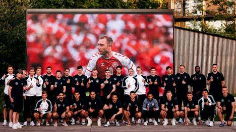 Sport1 Chefreporter Florian Plettenberg berichtet, wie die Nationalmannschaft den Zusammenbruch von Dänemarks Christian Eriksen erlebt hat.