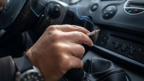 Wer im Auto raucht, schadet allen Mitfahrern