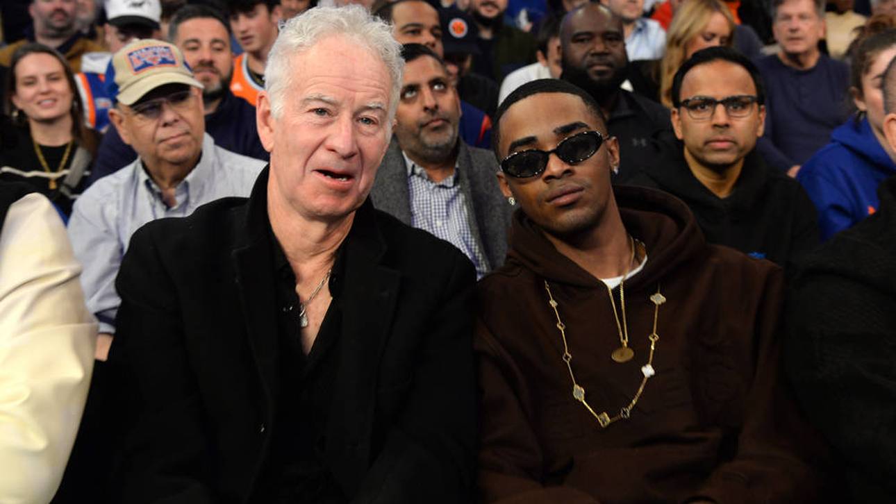 John McEnroe (l.) bei einem NBA-Spiel im Februar 2024
