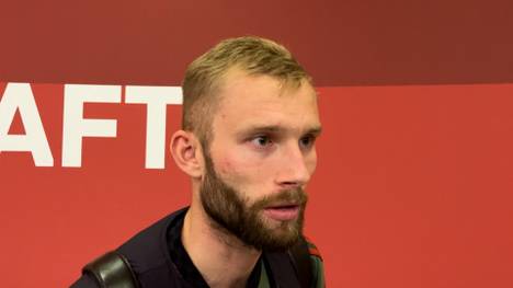 Michael Olise begeistert auf dem Platz mit hervorragenden Leistungen, abseits davon wirkt er eher zurückhaltend und schüchtern. Nun verrät Konrad Laimer, wie der Franzose bei der täglichen Arbeit beim FC Bayern tickt.