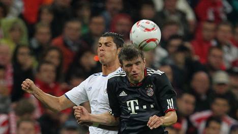 Thomas Müller (r.) gratuliert Cristiano Ronaldo