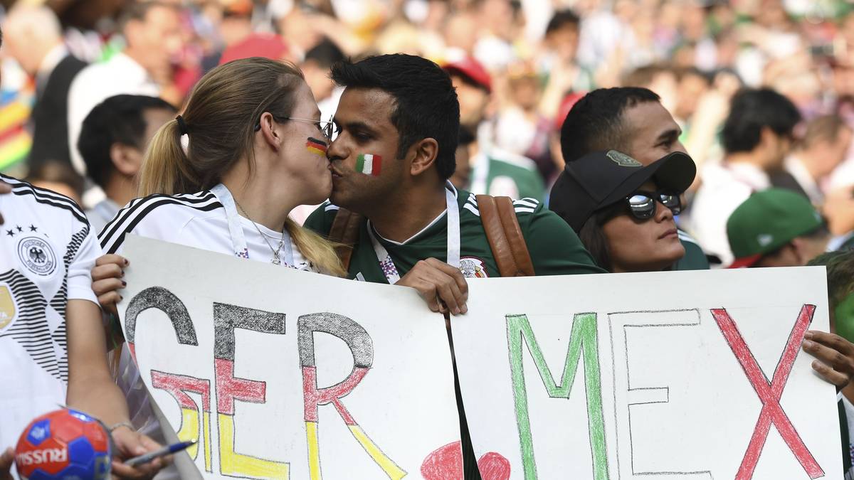 Die deutsch-mexikanische Freundschaft kulminiert sogar in einem Kuss