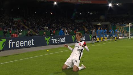 Eintracht Frankfurt gewinnt das Erstrunden-Duell bei Eintracht Braunschweig. Hugo Ekitiké dreht nach dem Seitenwechsel so richtig auf.