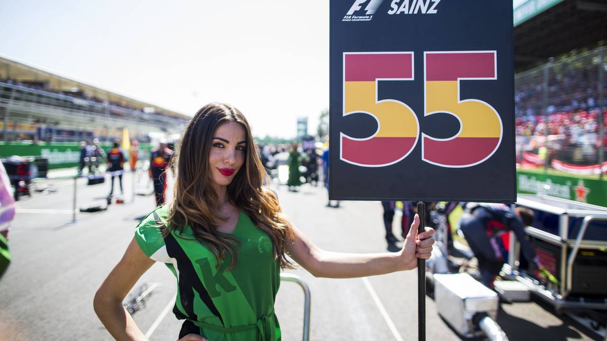 und stehen dann in der Startaufstellung Spalier für die Fahrer