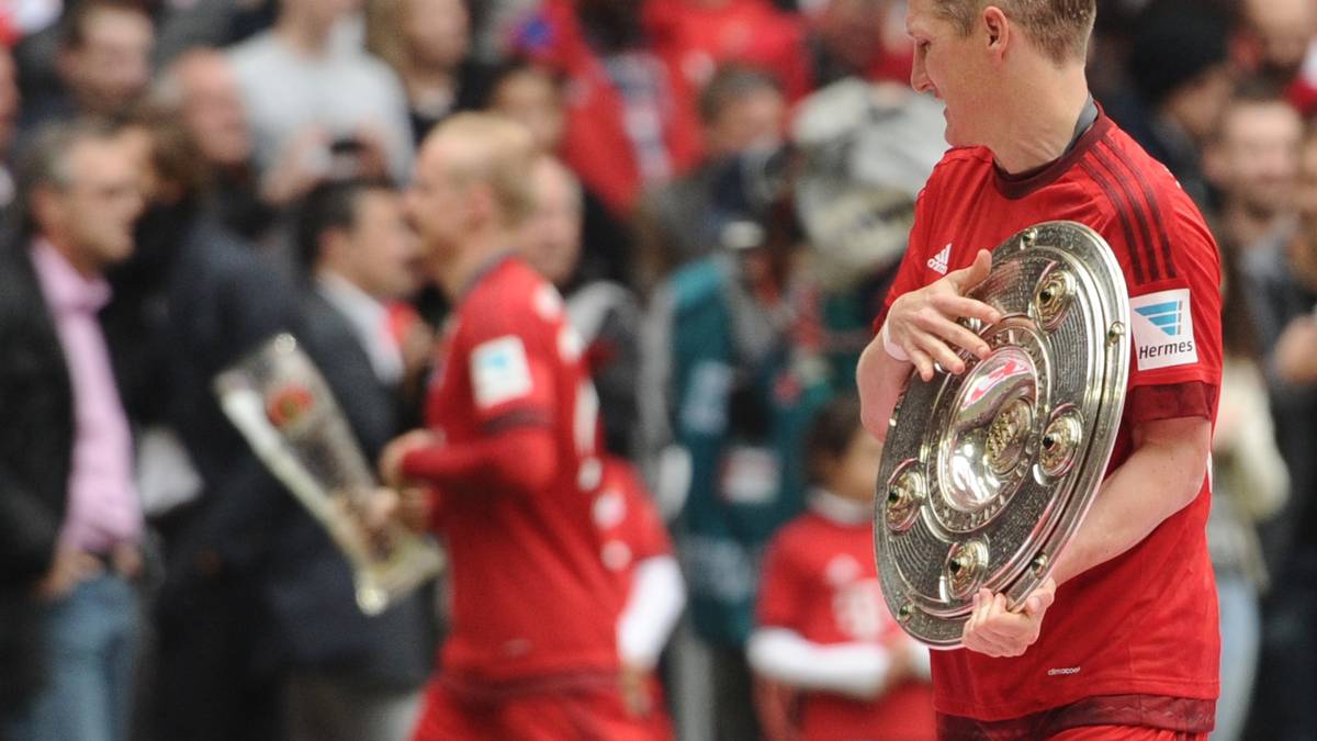 Bastian Schweinsteiger führt derweil die Meisterschale spazieren. Er ist ja inzwischen Rekordmeister beim Rekordmeister
