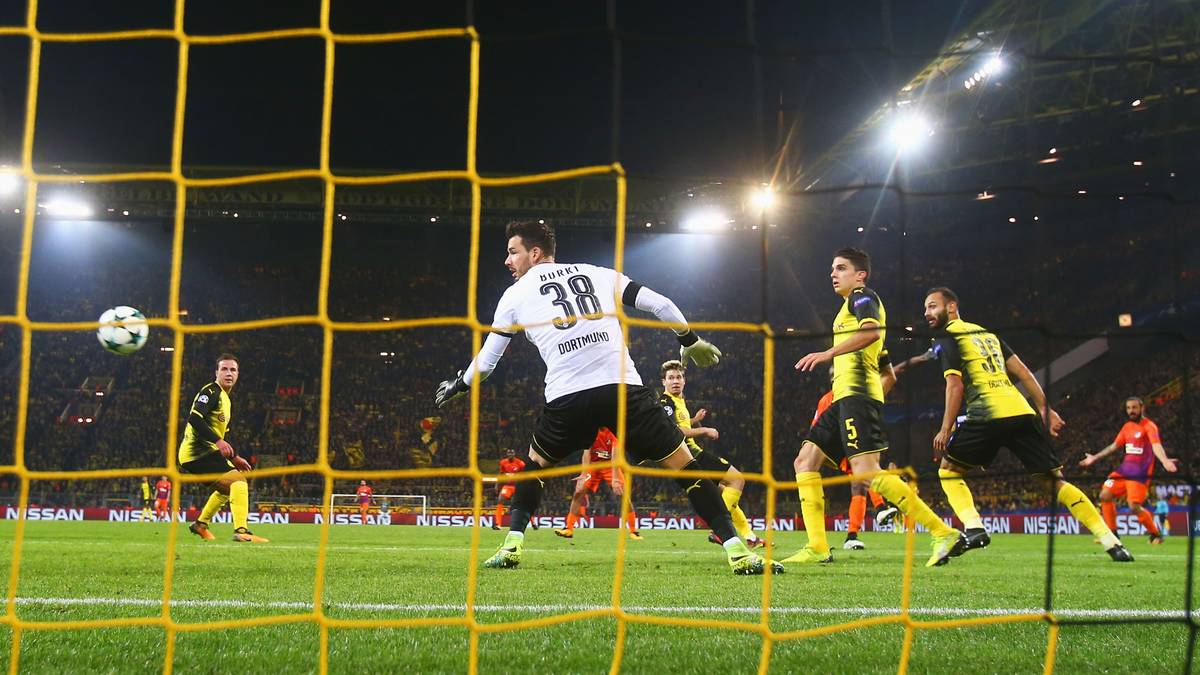 ...dessen Schuss lässt der Keeper nach vorne abklatschen, verursacht dadurch ein weiteres Gegentor. Am Ende steht es 1:1