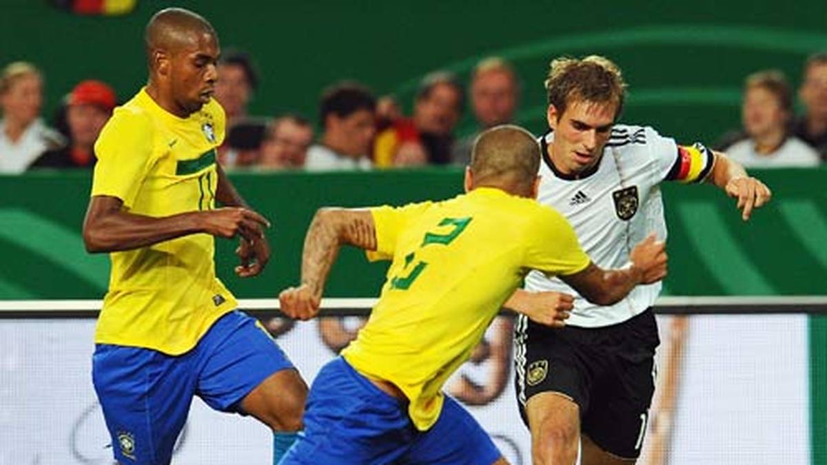 Im WM-Halbfinale trifft Deutschland auf Gastgeber Brasilien. Bislang trafen die Teams nur 21-mal aufeinander. Gegen keine Mannschaft ist die deutsche Bilanz so schlecht: Nur viermal gewann Deutschland - unter anderem beim bis dato letzten Aufeinandertreffen. Doch zwölfmal ging die Selecao als Sieger vom Platz. SPORT1 blickt auf die Duelle zurück