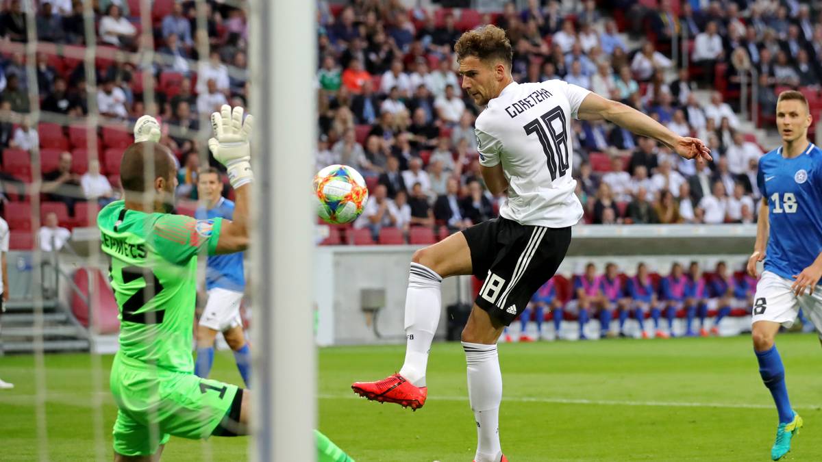 LEON GORETZKA: Der Münchner kam für Lukas Klostermann in die Elf. Im Dreiermittelfeld gemeinsam mit Joshua Kimmich und Ilkay Gündogan stieß Goretzka immer wieder dynamisch in die Spitze. Scheiterte nach 13 Minuten noch an Torhüter Sergej Lepmets, erzielte dann per Kopf das 3:0, seinen achten Länderspieltreffer. Vor dem 4:0 im Strafraum gefoult. SPORT1-Note: 2