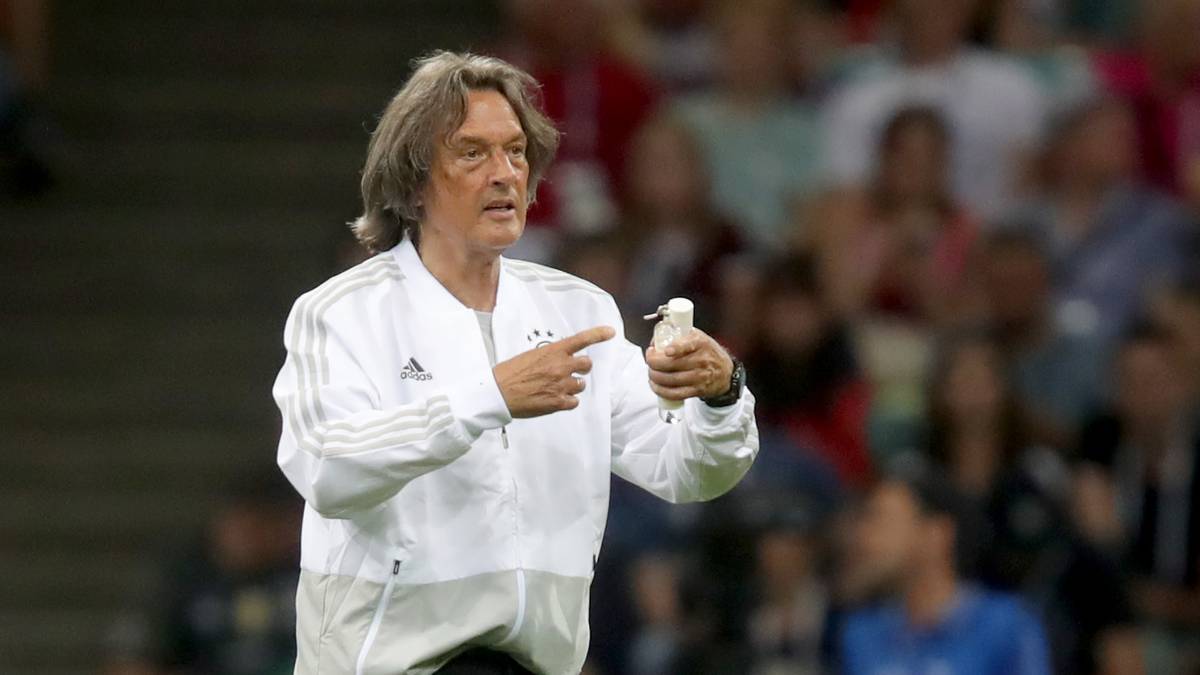 Nach 23 Jahren im Dienst macht Hans-Wilhelm Müller-Wohlfahrt Schluss als Teamarzt beim DFB-Team. Dies habe er Oliver Bierhoff und Jogi Löw mitgeteilt, sagt der 75-Jährige am Freitag. SPORT1 blickt zurück auf die legendäre Karriere von "Mull"