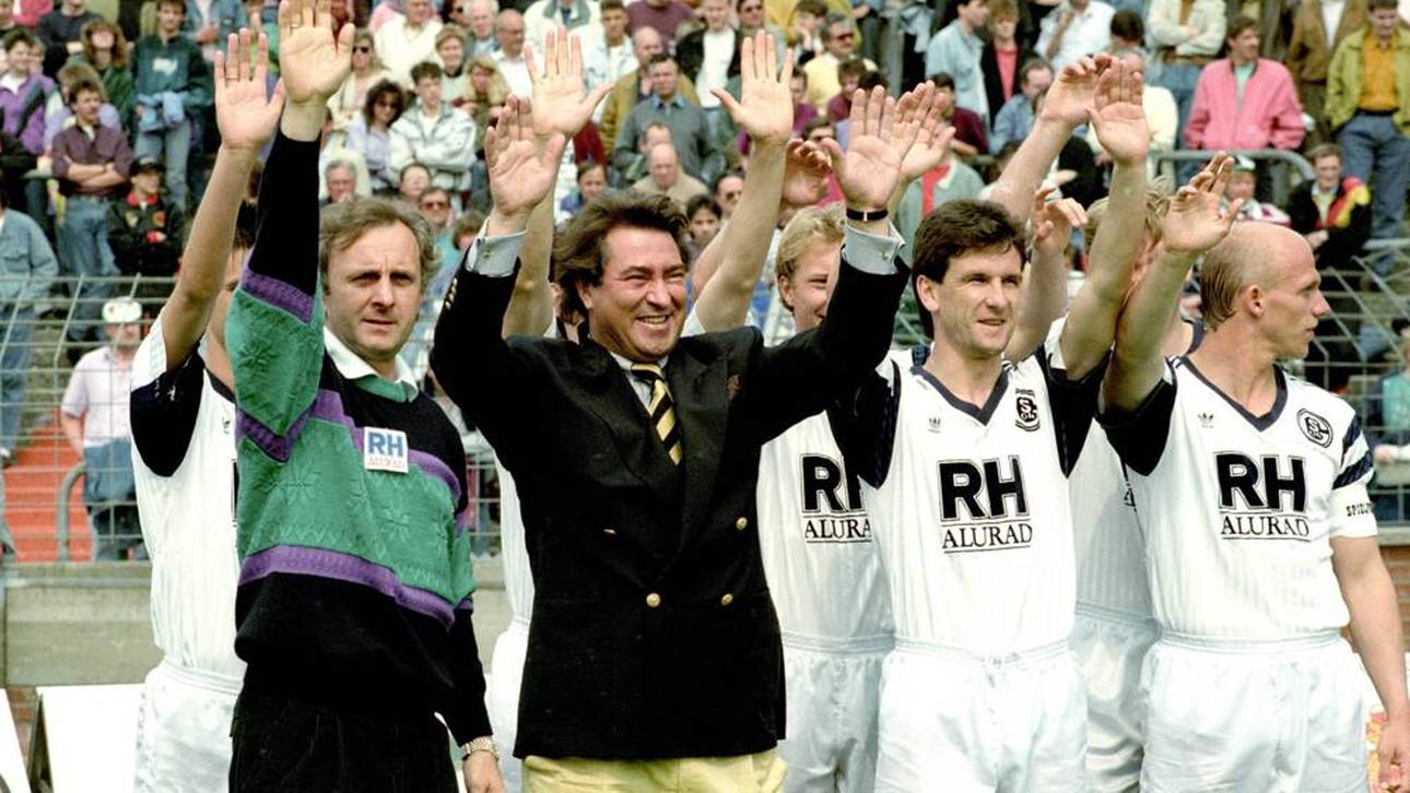 Aleksandar Ristic (l.) und Günter Eichberg bejubeln den Aufstieg 1991 mit Didi Schacht und Egon Flad