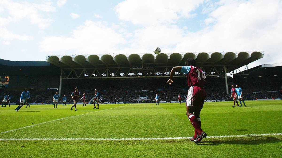 Main Road hält auch den bis heute gültigen Zuschauerrekord im englischen Vereinsfußball. 84.569 Zuschauer verfolgten das FA-Cupspiel gegen Stoke City. Aber auch dieses Stadion wurde mit der Zeit zunehmend zurückgebaut und hatte am Ende nur noch Kapazität für 35.150 Sitzplätzen