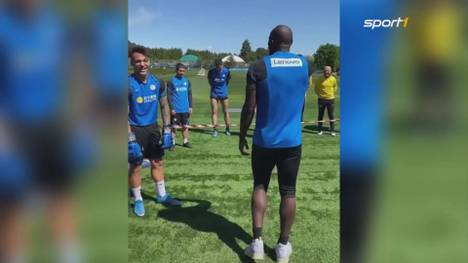 Eine Woche nach dem 19. Scudetto von Inter Mailand, geht es bei den Nerazurri hoch her. Im Training fordert Lautaro Martinez seinen Trainer Antonio Conte zum Boxkampf heraus.