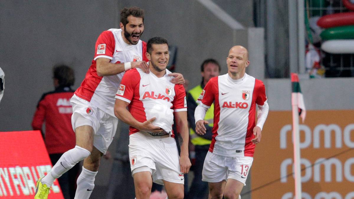 Am Ende stehen die Stuttgarter trotzdem mit leeren Händen da. Augsburgs Raul Bobadilla knipst und beschert dem FCA den Sieg