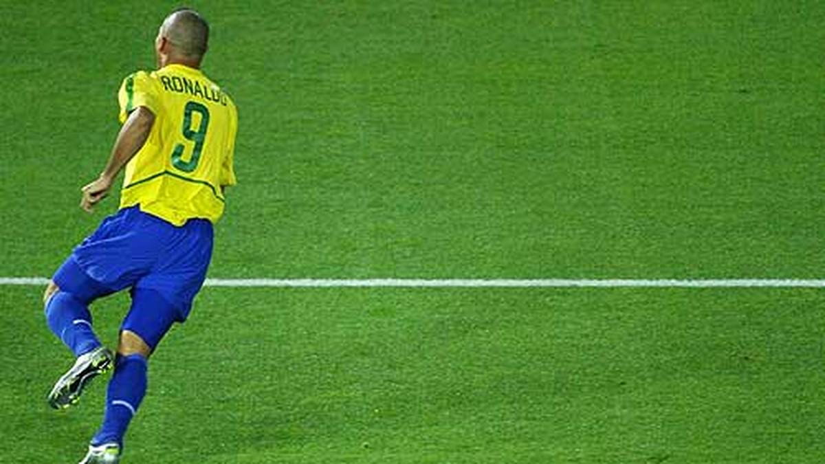 Die beiden Kontrahenten trafen überhaupt nur einmal bei einer WM aufeinander - das Finale 2002 wird zu einer der schwärzesten Stunden in der Karriere von Oliver Kahn