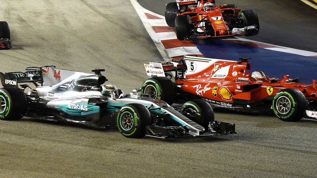14. RENNEN, SINGAPUR: Dieses Rennen sollte die Vorentscheidung im Titelkampf bringen. Ausgerechnet auf der Ferrari-Strecke feiert Hamilton einen unverhofften Sieg, während Vettel komplett leer ausgeht. Von der Pole startend verursacht Vettel einen Crash mit Räikkönen und Verstappen. WM-STAND: Hamilton - Vettel 263:235