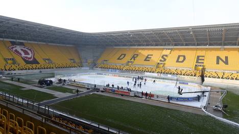 Im Fußballstadion von Dresden spielen die Eislöwen gegen die Lausitzer Füchse Eishockey
