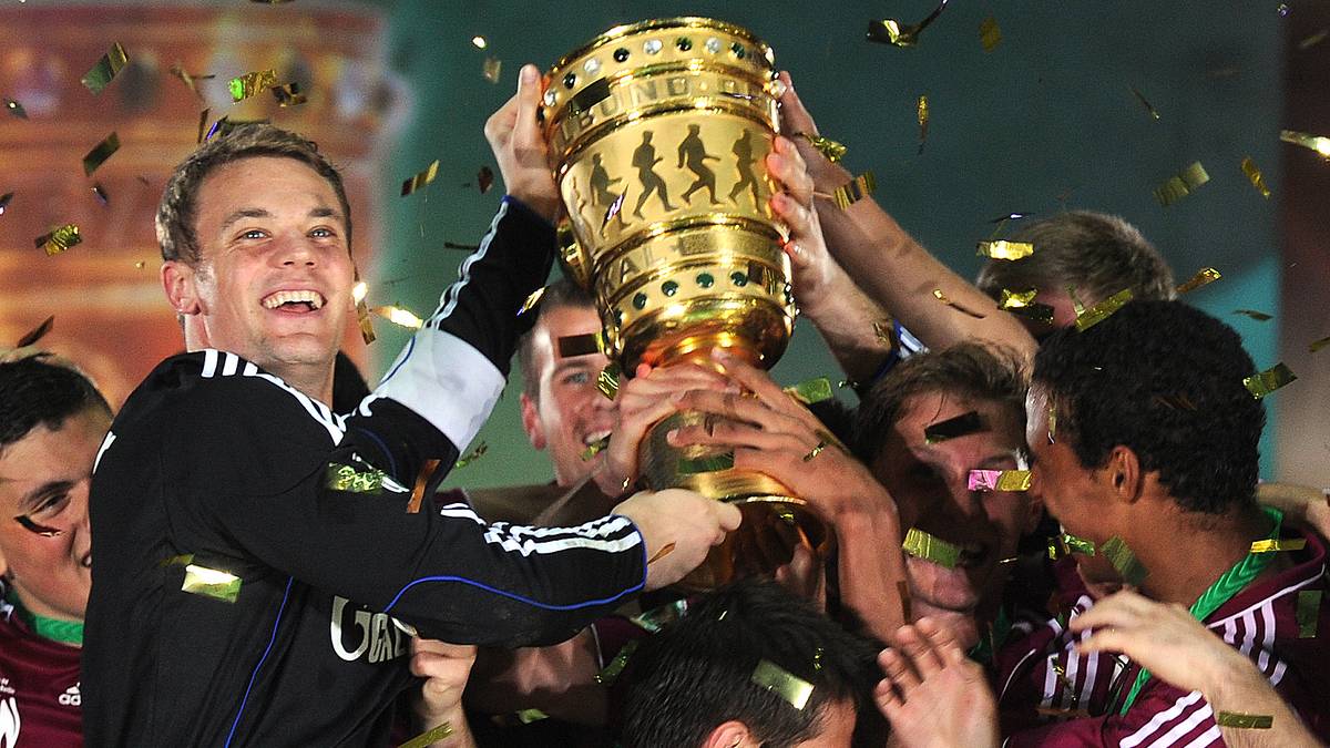 2011: MANUEL NEUER: Zehn Jahre nach Oliver Kahn gewinnt erneut ein Torhüter. Nach seiner Fabelsaison mit Schalke setzt sich Manuel Neuer die Krone auf
