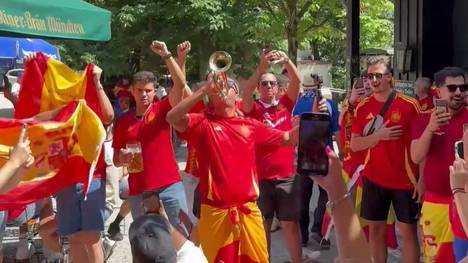 Spanische und französische Fans liefern sich im Augustiner Keller in München ein erstes Stimmungs-Duell vor dem EM-Halbfinale.