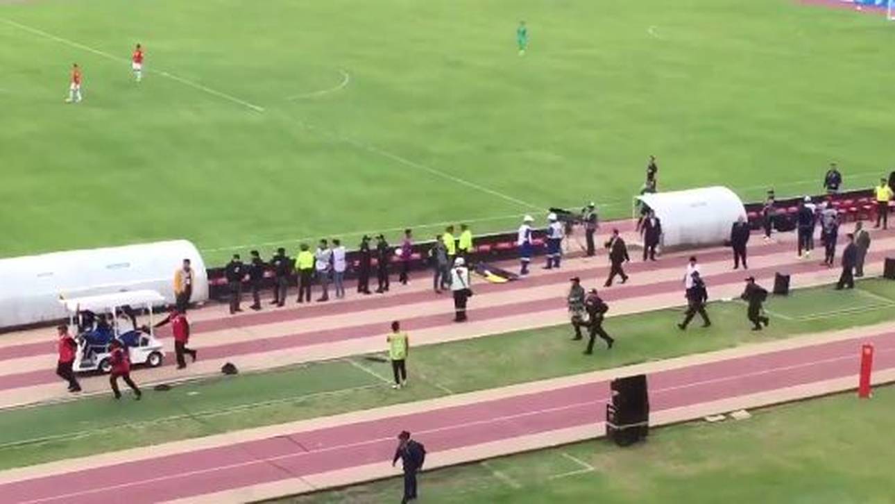 Im Stadion: Profi flieht vor Polizei