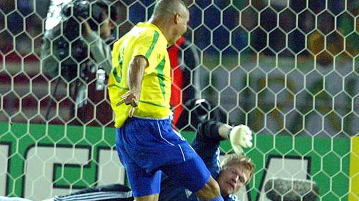 Der Nationalkeeper spielt eine überragende Weltmeisterschaft, die ihm seinen Spitznamen "Titan" einbringt. Doch im Finale patzt er dann. Einen Schuss von Ronaldo lässt er nach vorne abprallen, der Torjäger der Selecao staubt ab