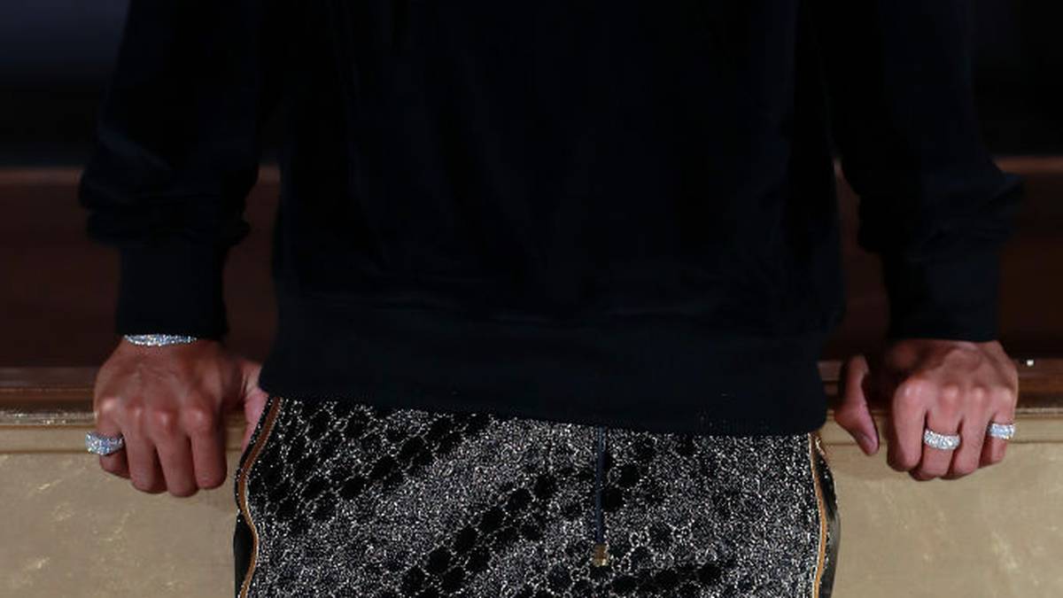 LEWIS HAMILTON: Im August 2018 gab Hamilton bekannt, dass er eine eigene Modekollektion für Tommy Hilfiger entworfen habe. Der Brite ist für seinen extravaganten Stil bekannt. Auf Twitter schrieb Hamilton damals: "Das Designen war für mich die ultimative Form der Selbstentfaltung"