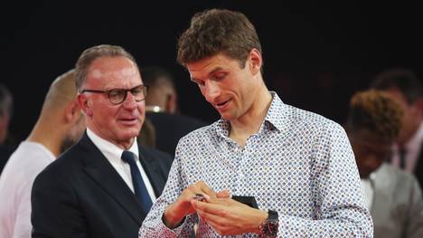 FC-Bayern-Vorstandschef Karl-Heinz Rummenigge (l.) äußert sich zu Thomas Müller