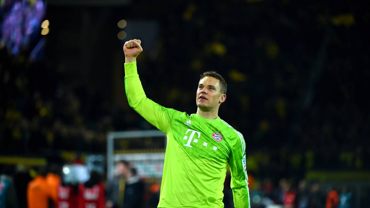 Manuel Neuer feiert zum dritten Mal in Folge mit Bayern München die Deutsche Meisterschaft