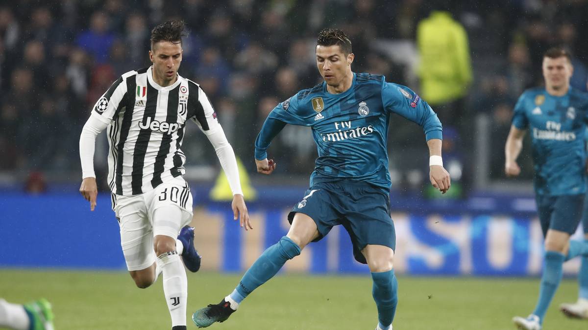 PLATZ 6 - CRISTIANO RONALDO, 117 MILLIONEN EURO: Nach neun Jahren bei Real Madrid wechselte der portugiesische Superstar im Sommer 2018 zu Juventus Turin. Ronaldo (r.) unterschrieb für vier Jahre, sein Jahresgehalt beläuft sich offenbar auf 30 Millionen Euro