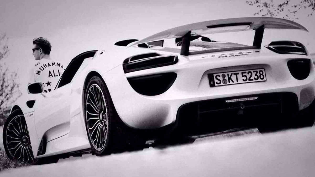 Last but not least: Nico Hülkenberg. Der Deutsche fährt in der Formel 1 zwar für Force India, besitzt aber auch einen Vertrag mit Porsche. Deshalb fährt er auch in seiner Freizeit Porsche. Mit dem 918 Hybrid darf er aber nur ab und zu auf Spritztour gehen