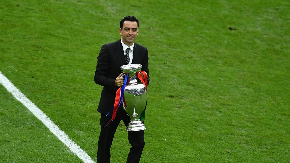 Ein Spanier hat auch einen großen Auftritt: Xavi Hernandez bringt den Pokal ins Stadion