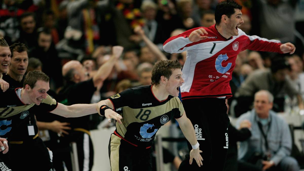 Torhüter Henning Fritz (r.) und Spielmacher Michael "Mimi" Kraus (M.) werden ins All-Star-Team der WM gewählt – sie sind jedoch nur zwei Gesichter einer Mannschaft, der auch ohne wirkliche Weltstars der große Wurf gelingt