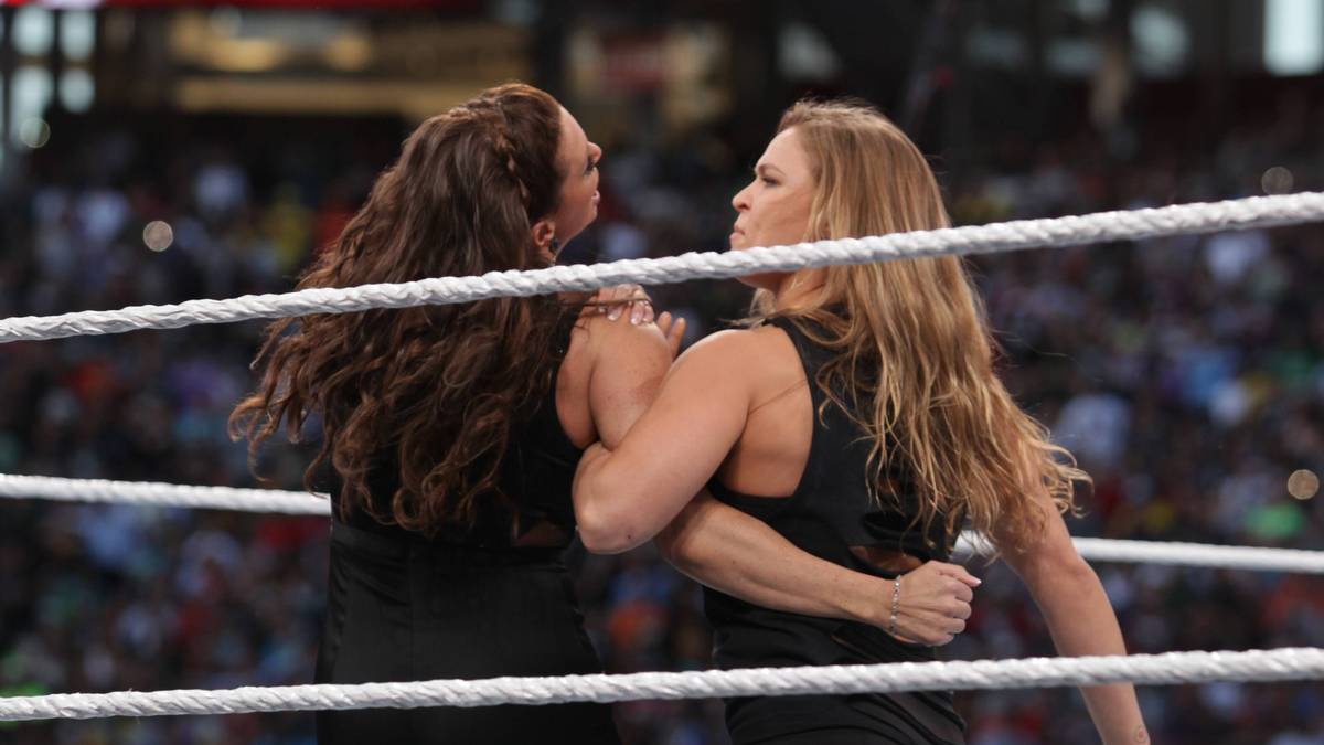 Auch bei WWE schaute Rousey schon als UFC-Queen vorbei, knöpfte sich 2015 bei WrestleMania 31 zusammen mit Dwayne "The Rock" Johnson Stephanie McMahon vor. Johnson und Rousey haben dasselbe Management