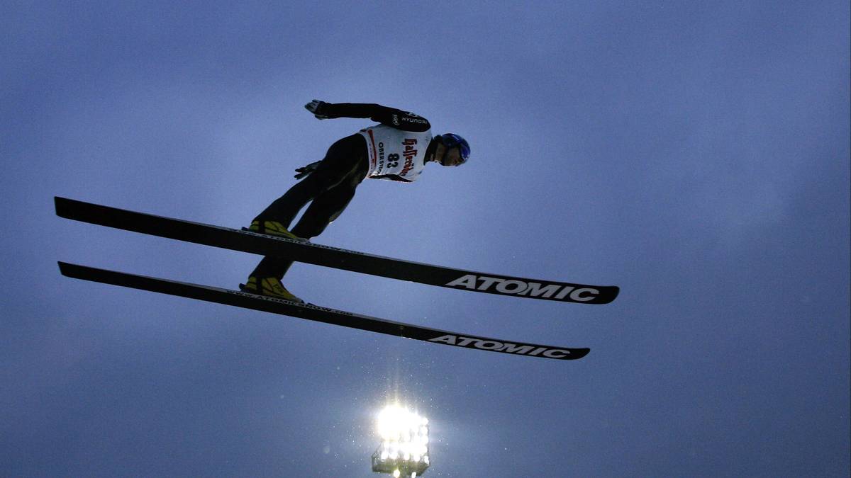 ...gab es eine Klausel, die dem Spieler untersagte, sich auf mehr als 180 Meter einer Skisprungschanze zu nähern