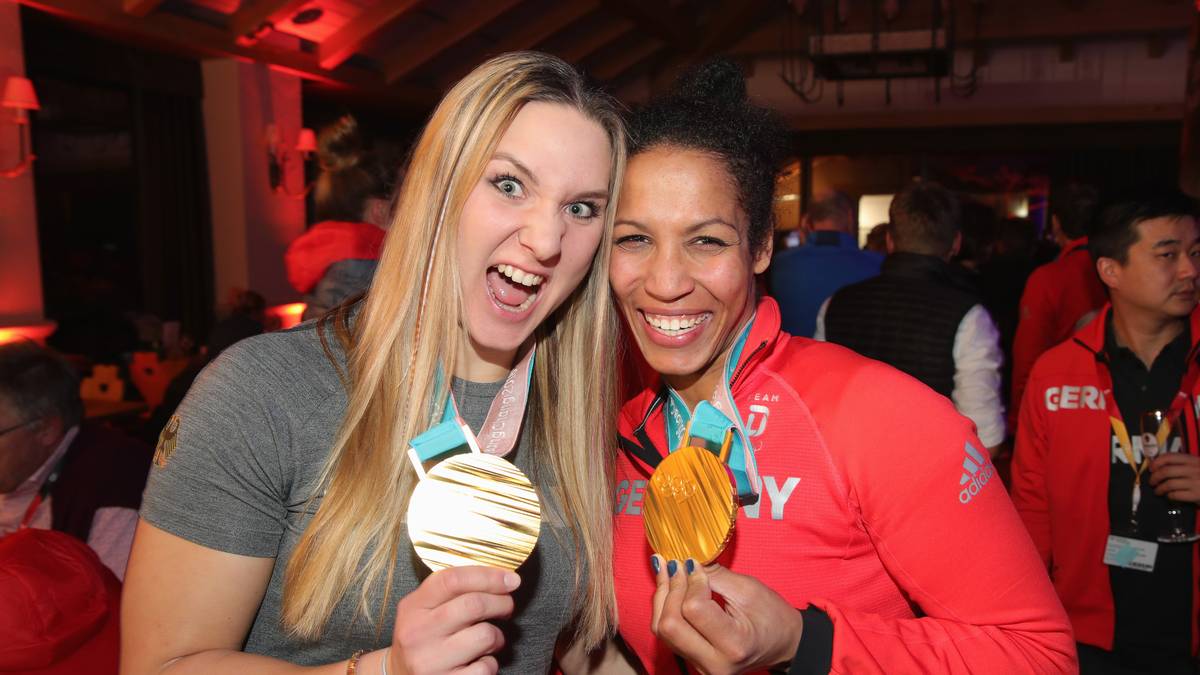 TOP - DEUTSCHE ÜBERRASCHUNGEN: Mariama Jamanka (r.) gewinnt mit Anschieberin Lisa Buckwitz überraschend Gold im Zweier-Bob. "Es ist wirklich der Hammer", sagt Jamanka, die eigentlich hinter Europameisterin Stephanie Schneider nur die deutsche Nummer zwei ist