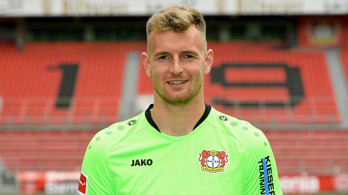 FINNLAND (4): 2018 gewann Lukas Hradecky überraschend den DFB-Pokal mit Eintracht Frankfurt und wechselte im Anschluss ablösefrei zu Bayer Leverkusen. Sowohl bei der Werkself als auch in der finnischen Nationalmannschaft ist der 29-Jährige im Tor gesetzt. Mit Teamkollege Joel Pohjanpalo, Frederik Jensen (FC Augsburg) und Bremen-Kapitän Niklas Moisander spielen noch drei weitere Finnen in der Bundesliga
