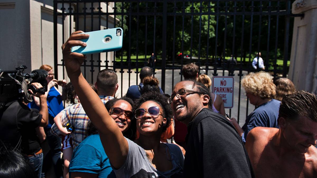 Kaum sind die Leute am Friedhof angekommen, werden auch hier wieder die Handys für ein schnelles Selfie gezückt. Zuschauer und Medien sind bei der Zeremonie am Grab aber nicht zugelassen