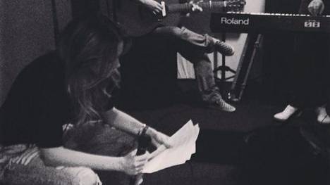 Özil-Freundin Mandy Capristo probt mit ihrer Band im Tonstudio.