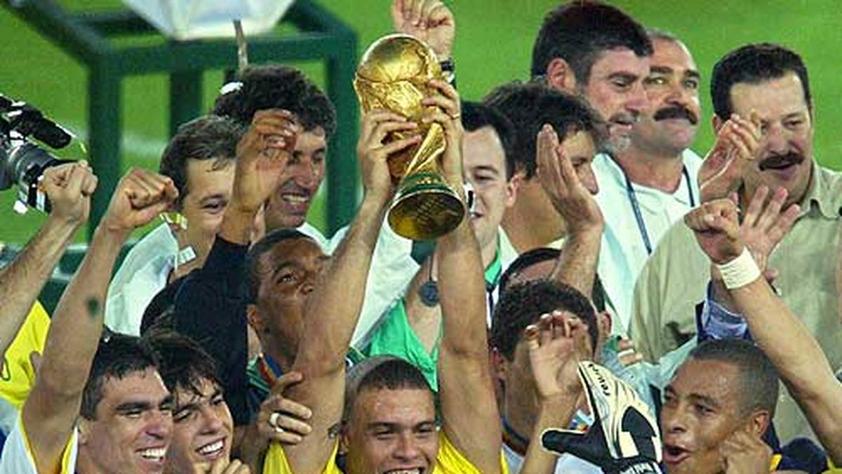 Während die Brasilianer den Titel bejubeln, ...