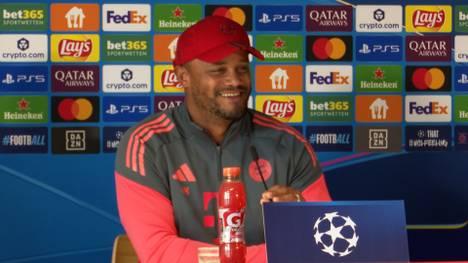 Bayerns Trainer Vincent Kompany wird mit einer alten Aussage seines Vaters konfrontiert, dass der FC Chelsea gleich zweimal an ihm interessiert gewesen sein. Der Coach selbst wirkt überrascht.