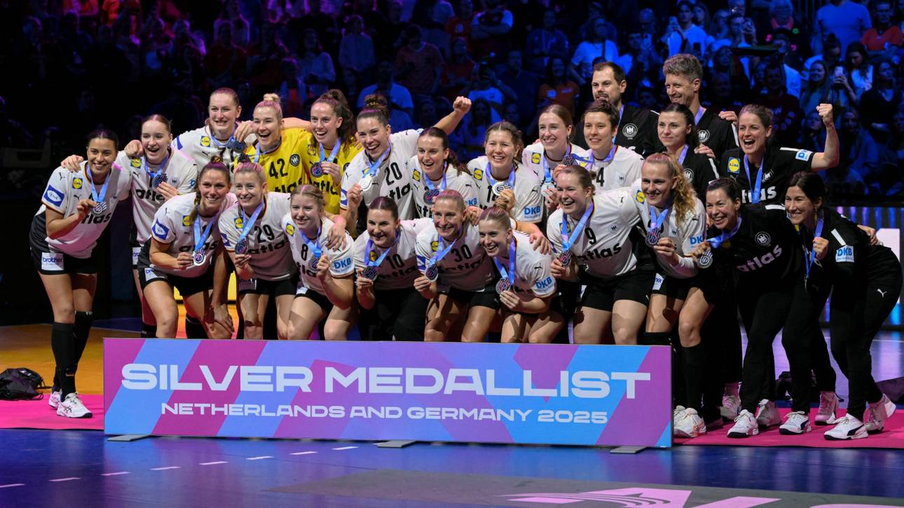 Glücklich mit WM-Silber: die DHB-Frauen