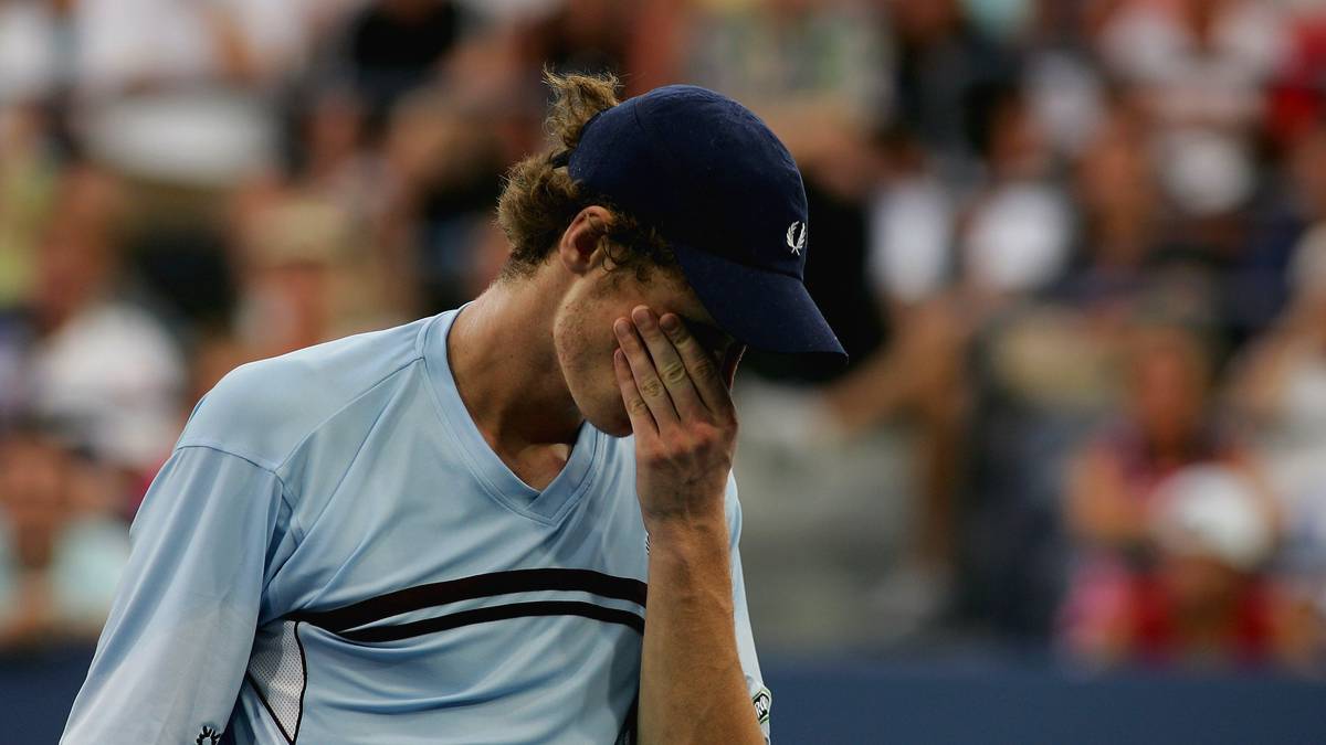 Eine Tragödie hätte Murrays Tenniskarriere beinahe verhindert. Im März 1996 erlebt er ein Schulmassaker an seiner örtlichen Grundschule mit, bei dem 16 Erstklässler und eine Lehrerin sterben. Murray braucht nach eigener Aussage Jahre, um das Ereignis halbwegs zu verarbeiten