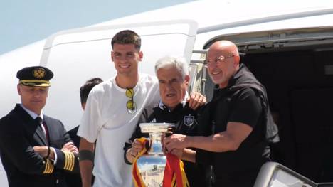 Spaniens Nationalmannschaft ist nach dem Triumph in Berlin mit der EM-Trophäe in Madrid gelandet. Die Iberer sind mit nun vier Titeln die erfolgreichste Mannschaft in der EM-Historie.