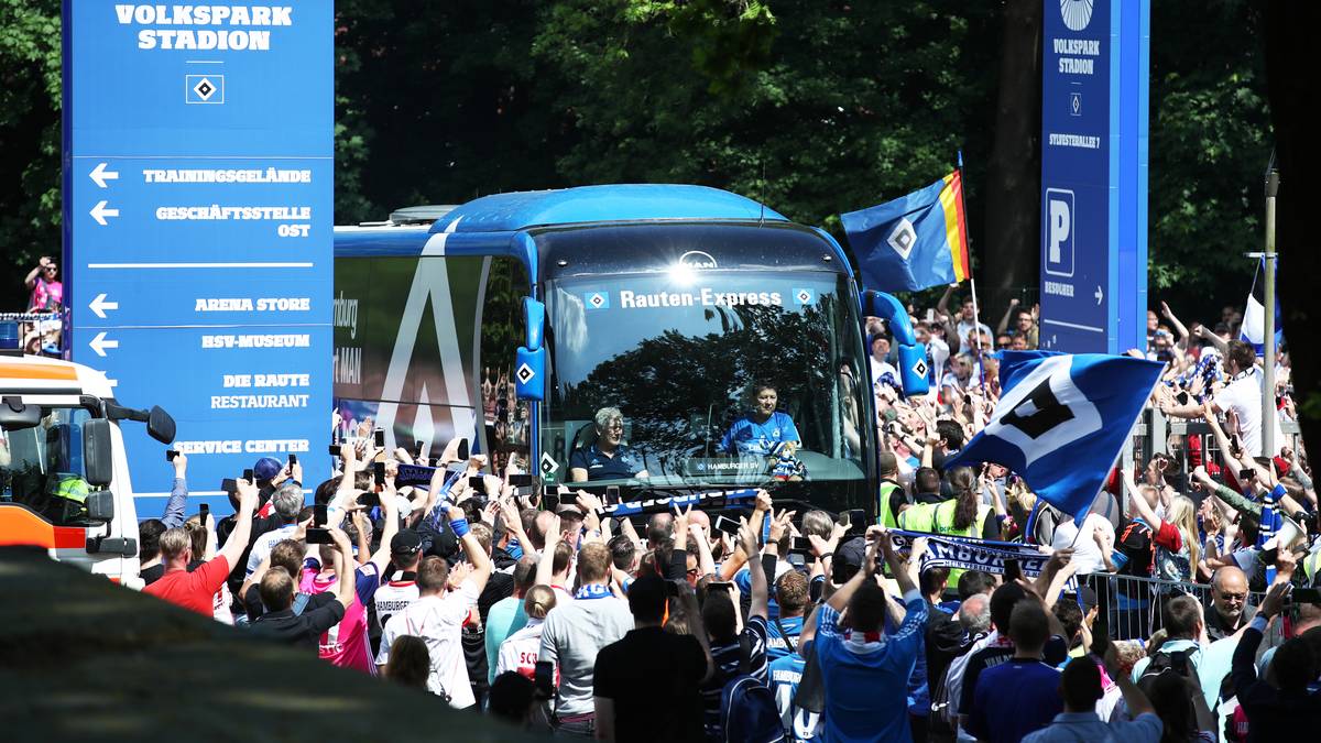 Was für ein Empfang für den "Dino"! Die HSV-Fans geben vor dem Schicksalsspiel gegen Mönchengladbach alles. Doch die Hamburger brauchen ein Wunder. Die Bilder des 34. Spieltages