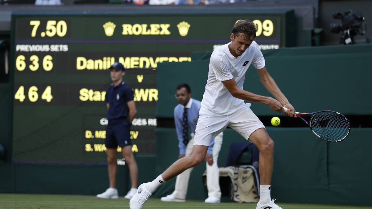 Medvedev zeigt eine starke Leistung und gewinnt gleich den ersten Satz. Dann kommt Wawrinka zurück und holt sich Satz zwei