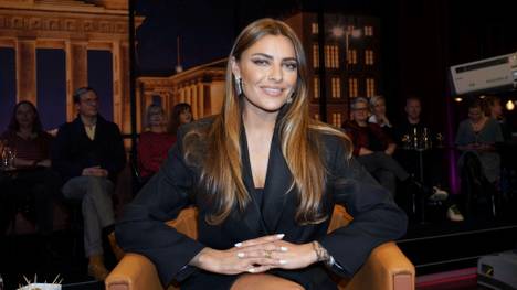 Kult-Kommentator Jörg Dahlmann kassierte für einen flapsigen Spruch über Schauspielerin Sophia Thomalla einen Shitstorm und wird jetzt in seinem Buch von ihr verteidigt.