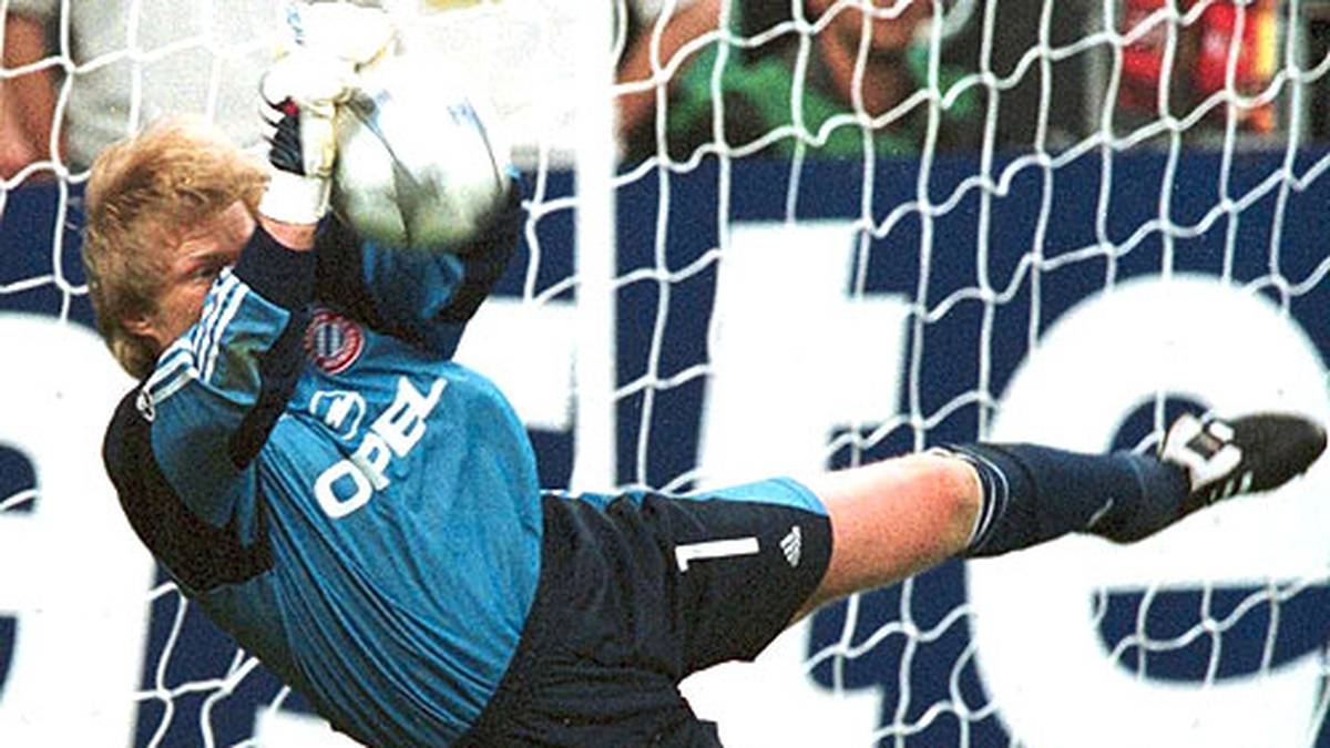 In seinem zweiten Finale der "Königsklasse" hielt Kahn 2001 im Elfmeterschießen gegen den FC Valencia drei Elfmeter